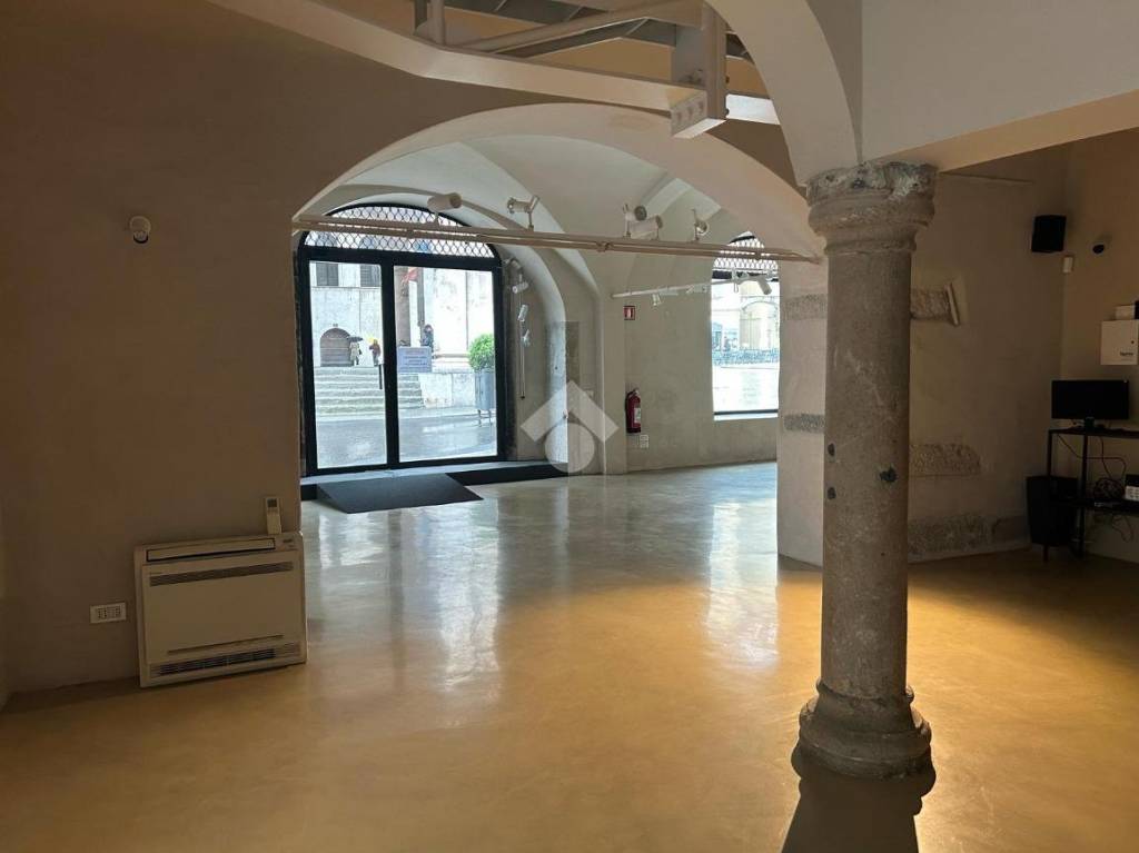 negozio in affitto a Brescia in zona Volta