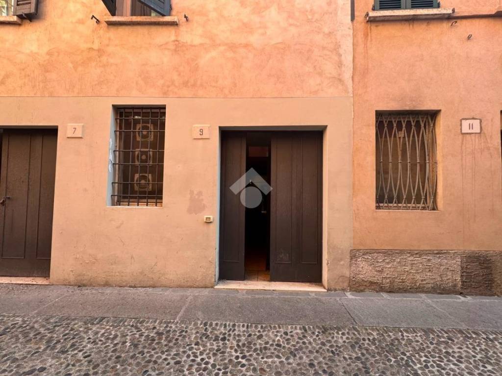 negozio in affitto a Brescia in zona Carmine