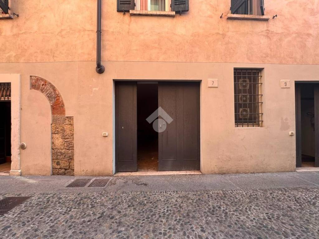 negozio in affitto a Brescia in zona Carmine