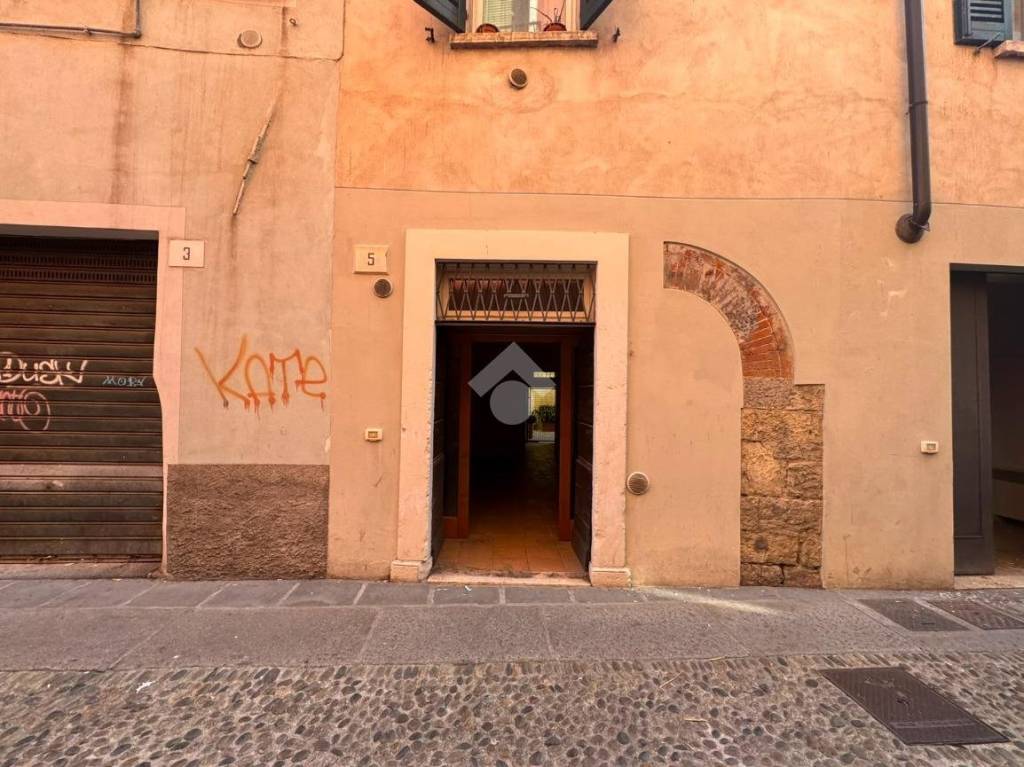 negozio in affitto a Brescia in zona Carmine