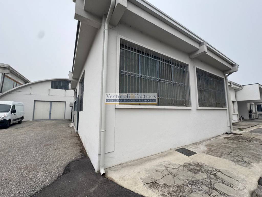 locale commerciale in affitto a Calcinato