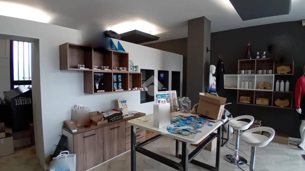 negozio in affitto a Capriano del Colle