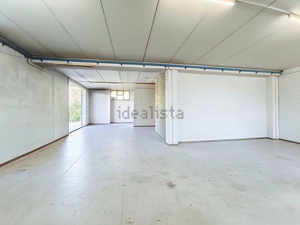 locale commerciale in affitto a Capriolo