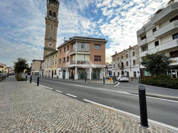 negozio in affitto a Carpenedolo in zona Livelli