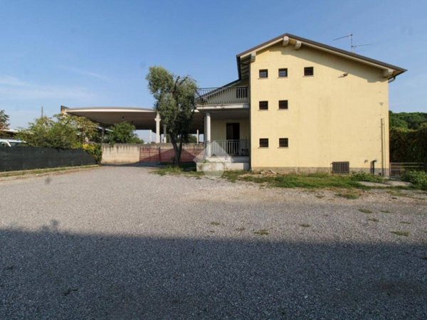 locale commerciale in affitto a Cazzago San Martino