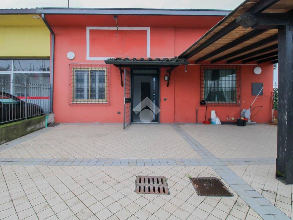 negozio in affitto a Cazzago San Martino