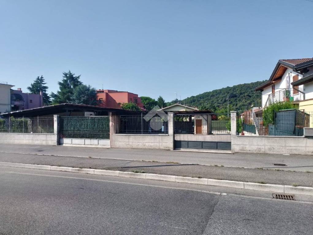 locale commerciale in affitto a Concesio