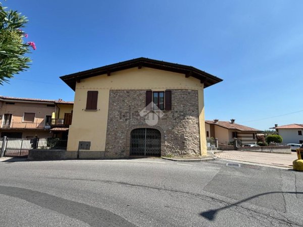 negozio in affitto a Corte Franca