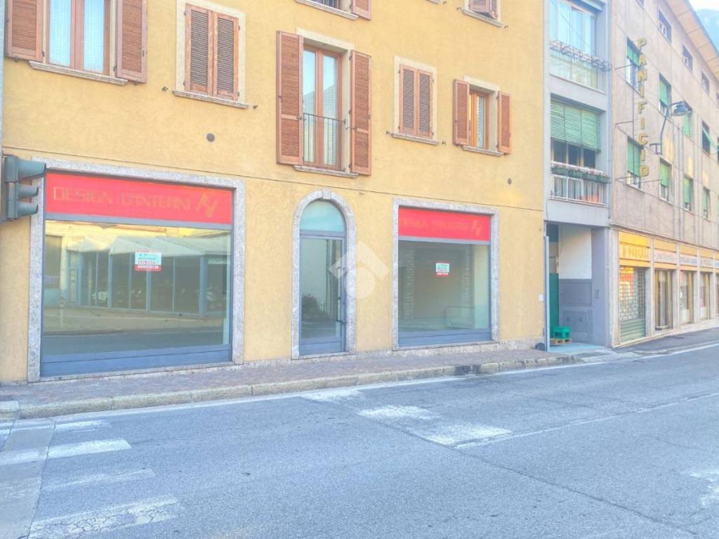 negozio in affitto a Darfo Boario Terme in zona Boario Terme