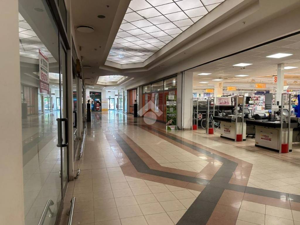 negozio in affitto a Darfo Boario Terme in zona Boario Terme