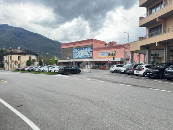 negozio in affitto a Darfo Boario Terme in zona Boario Terme