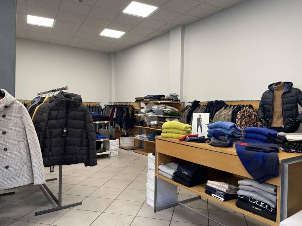 negozio in affitto a Darfo Boario Terme in zona Boario Terme