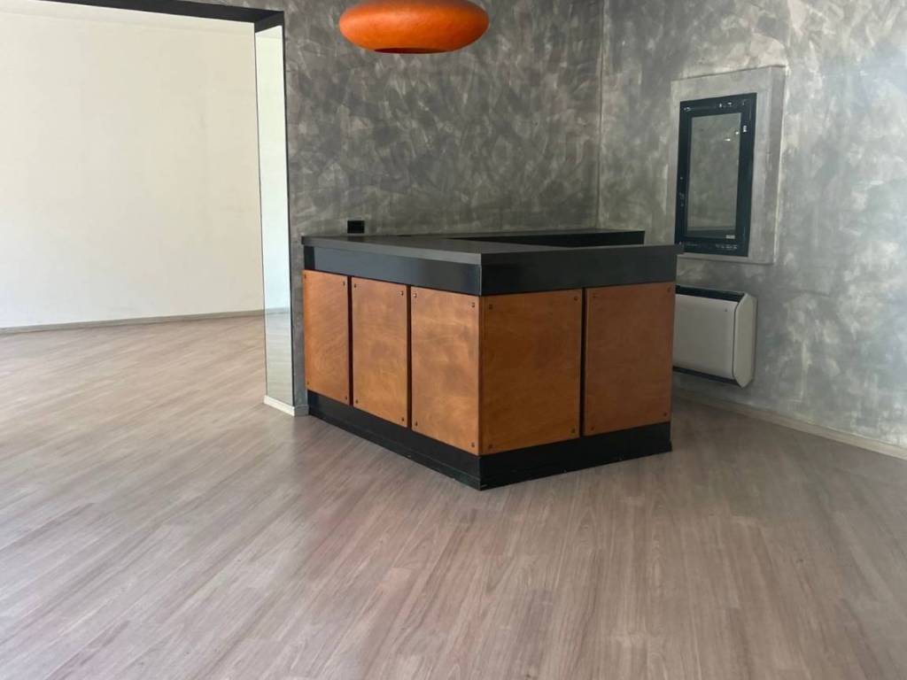 negozio in affitto a Darfo Boario Terme in zona Boario Terme