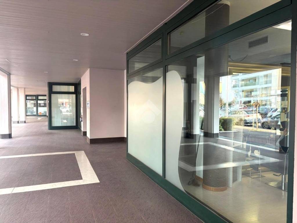 negozio in affitto a Darfo Boario Terme in zona Boario Terme