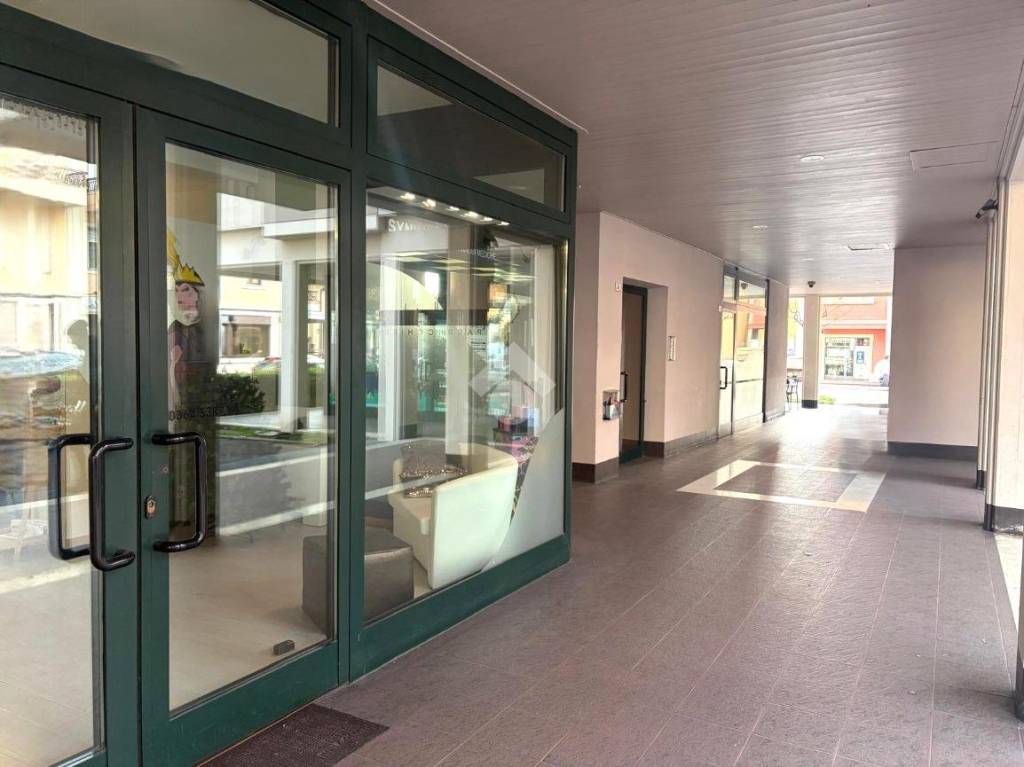 negozio in affitto a Darfo Boario Terme in zona Boario Terme