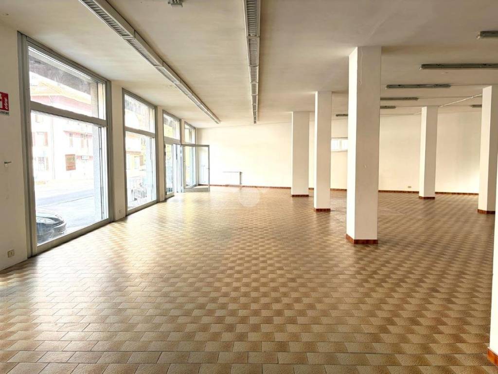 negozio in affitto a Darfo Boario Terme in zona Boario Terme
