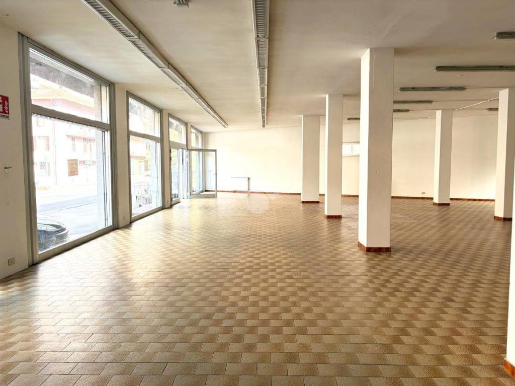 negozio in affitto a Darfo Boario Terme in zona Boario Terme