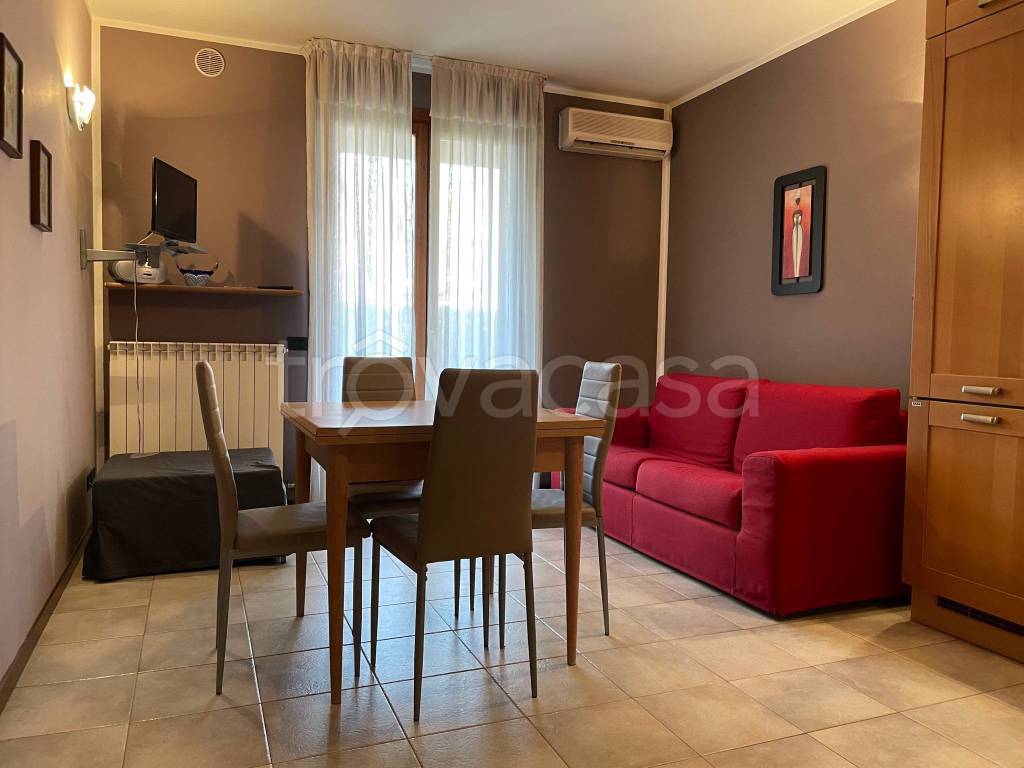 appartamento in affitto a Desenzano del Garda in zona Rivoltella