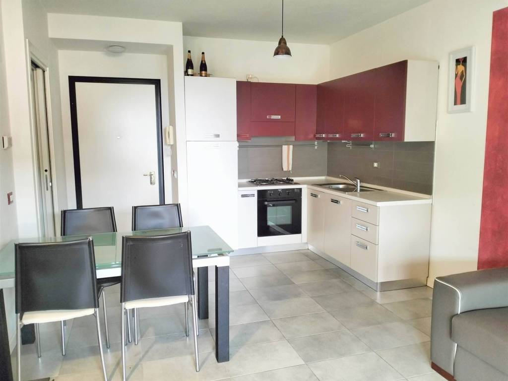 appartamento in affitto a Desenzano del Garda in zona Rivoltella