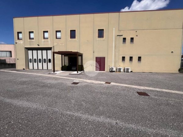 locale commerciale in affitto a Desenzano del Garda