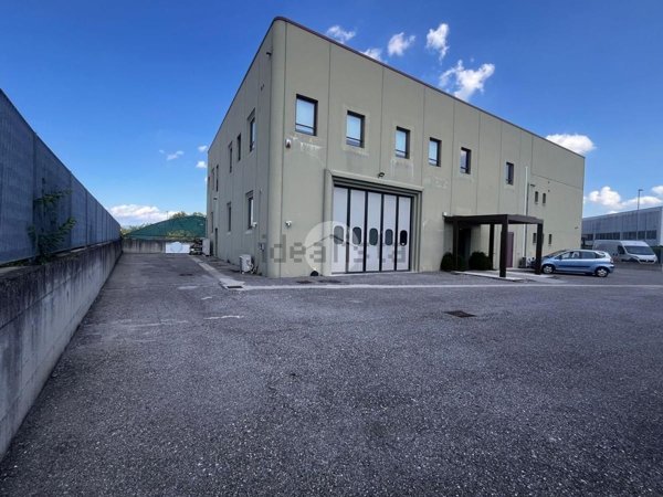 locale commerciale in affitto a Desenzano del Garda