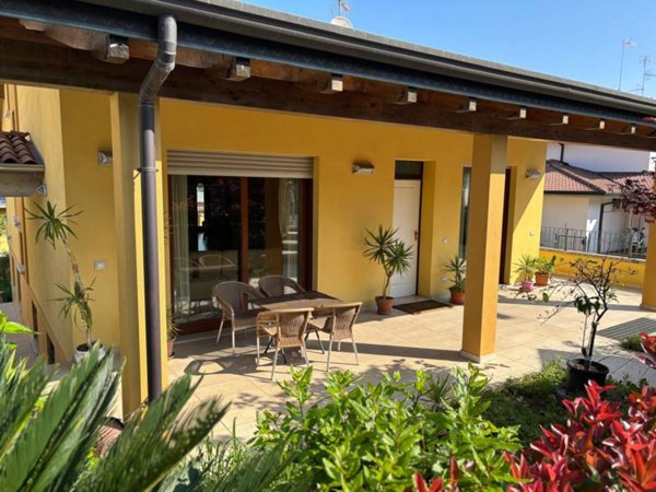 casa indipendente in affitto a Desenzano del Garda in zona Rivoltella