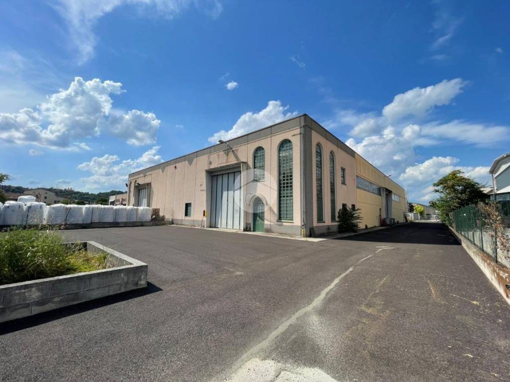 locale commerciale in affitto a Desenzano del Garda