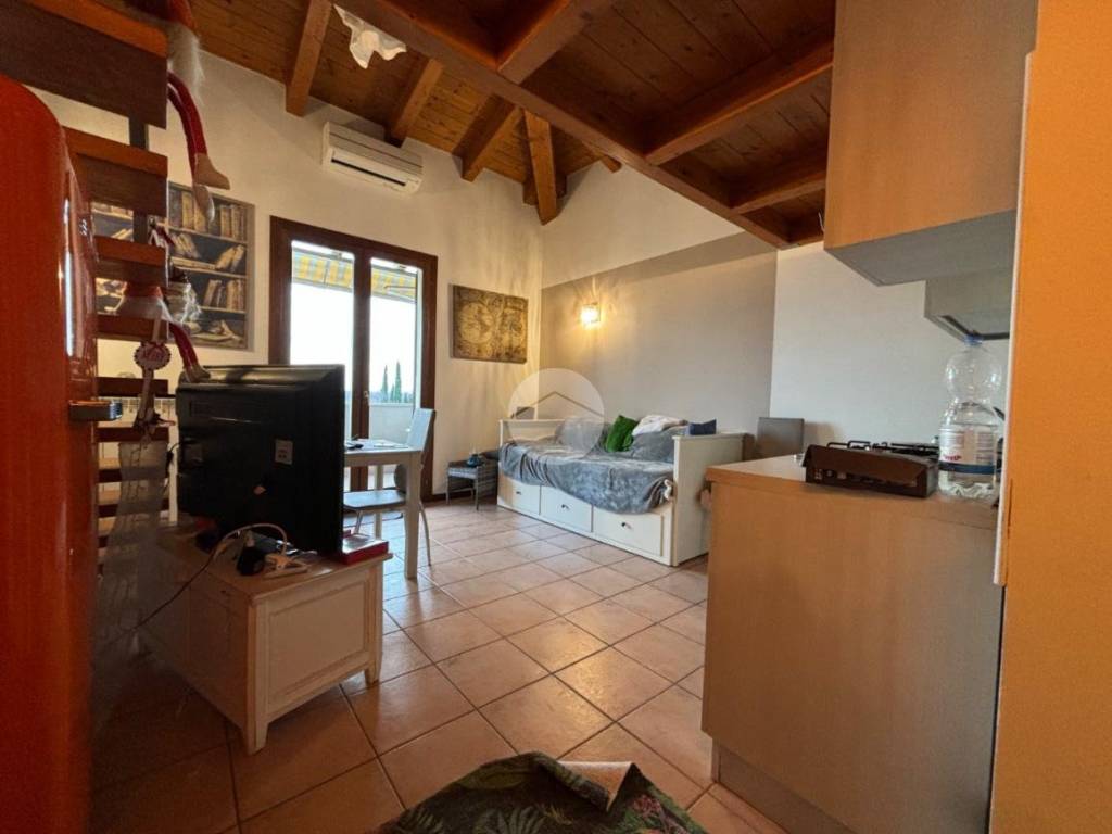 appartamento in affitto a Desenzano del Garda in zona Rivoltella
