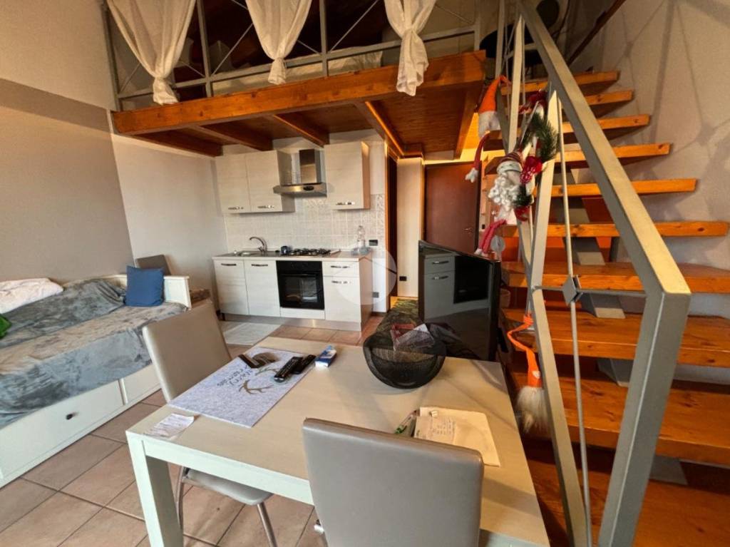 appartamento in affitto a Desenzano del Garda in zona Rivoltella
