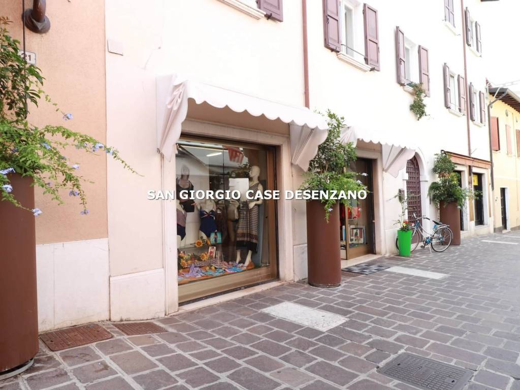 negozio in affitto a Desenzano del Garda in zona Rivoltella