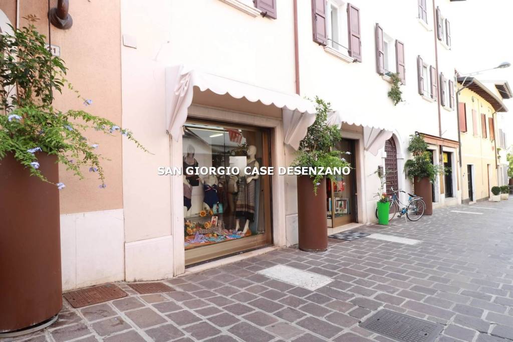 negozio in affitto a Desenzano del Garda in zona Rivoltella