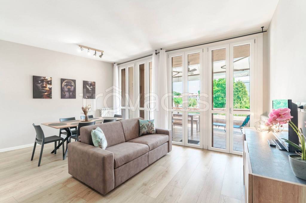 appartamento in affitto a Desenzano del Garda in zona Rivoltella