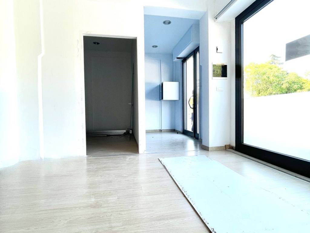 negozio in affitto a Desenzano del Garda in zona Rivoltella