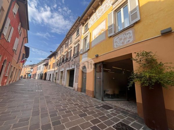 negozio in affitto a Desenzano del Garda in zona Rivoltella