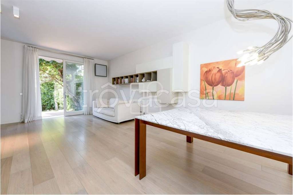 casa indipendente in affitto a Desenzano del Garda in zona Rivoltella