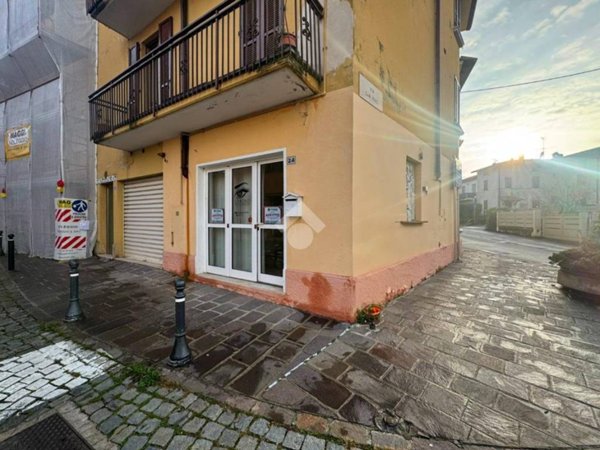 negozio in affitto a Desenzano del Garda in zona Rivoltella