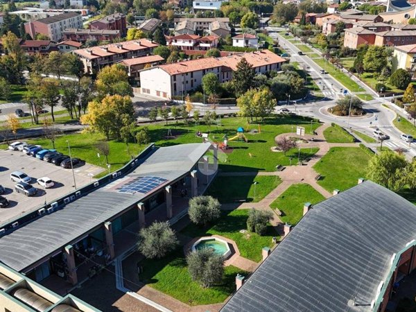 negozio in affitto a Desenzano del Garda in zona Rivoltella