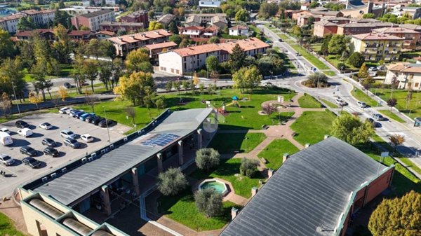 negozio in affitto a Desenzano del Garda in zona Rivoltella