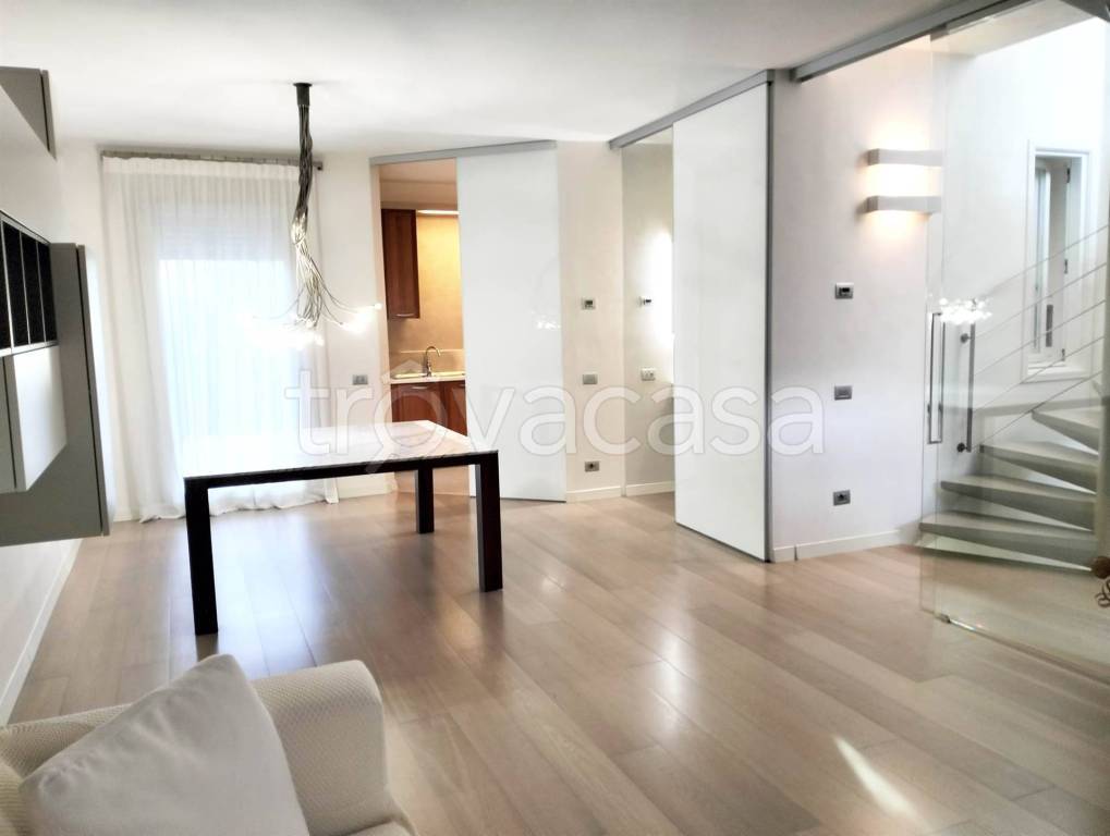 appartamento in affitto a Desenzano del Garda in zona Rivoltella