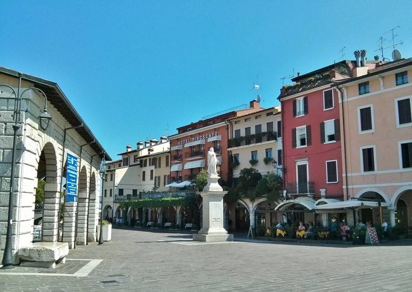 casa indipendente in affitto a Desenzano del Garda in zona Rivoltella