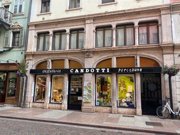 negozio in affitto a Desenzano del Garda in zona San Pietro