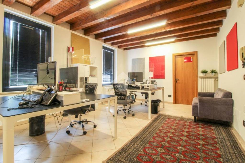 ufficio in affitto a Desenzano del Garda in zona Rivoltella