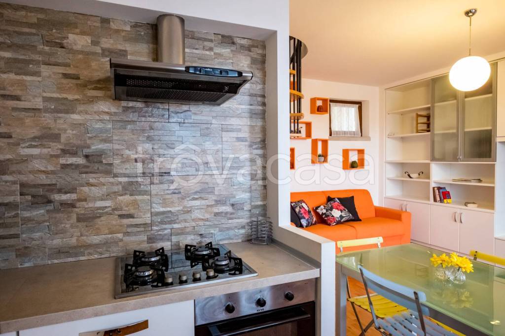 appartamento in affitto a Desenzano del Garda in zona Rivoltella