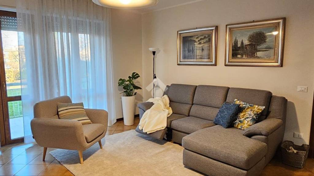 appartamento in affitto a Desenzano del Garda in zona Rivoltella