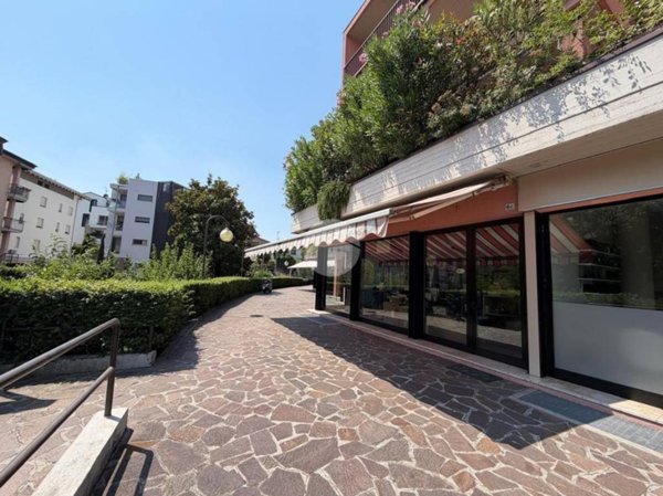 negozio in affitto a Desenzano del Garda in zona Campeggio sul Vò