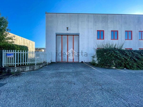 locale commerciale in affitto a Desenzano del Garda