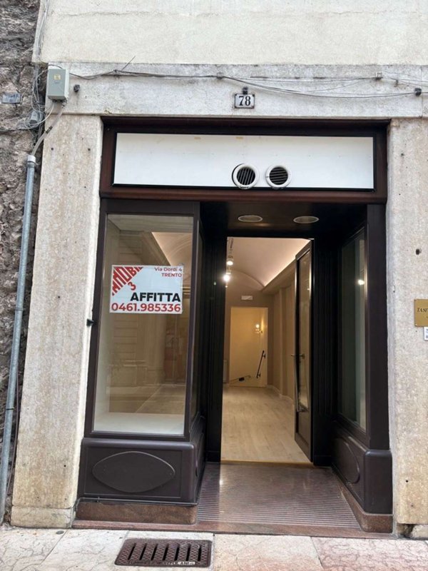 negozio in affitto a Desenzano del Garda in zona San Pietro