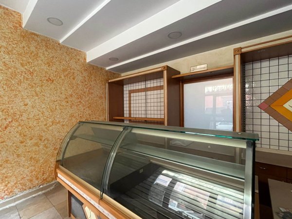 negozio in affitto a Desenzano del Garda in zona San Pietro