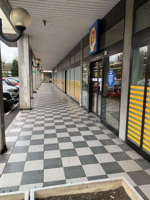 locale di sgombero in affitto a Desenzano del Garda