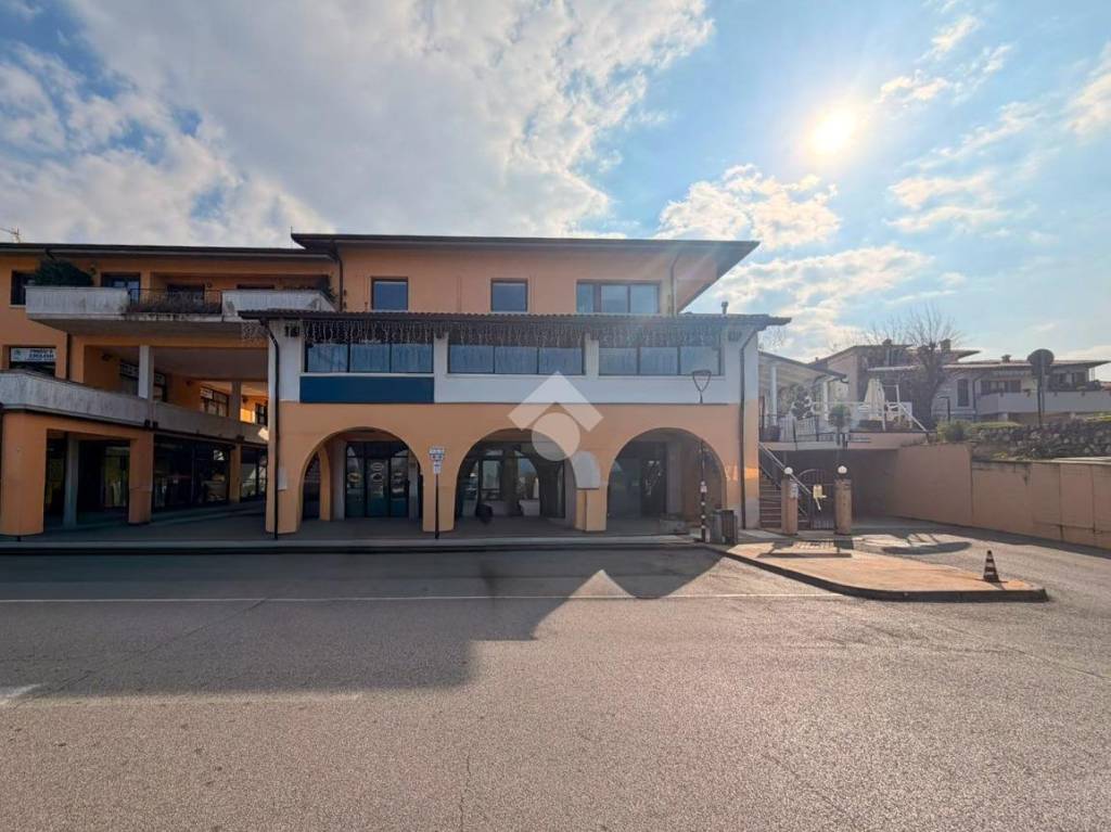 negozio in affitto a Desenzano del Garda in zona Rivoltella